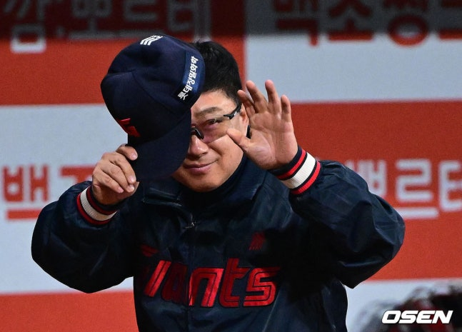 挨拶するキム·テヒョン監督。