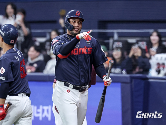 Рейес с тремя ударами. /Фото = Лотте Джайентс