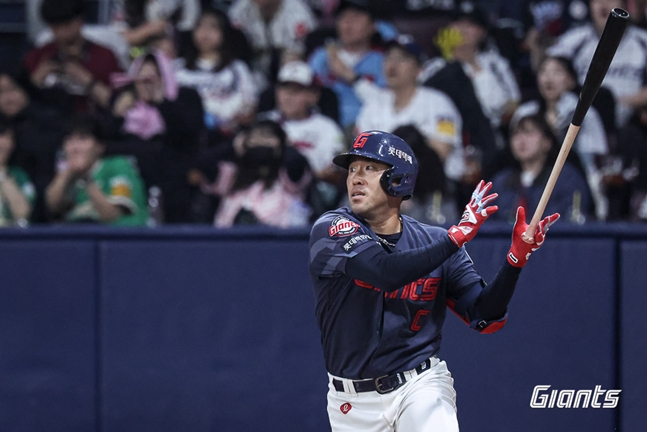 Чон Джун Ву, который стал ведущим нападающим в 9-м иннинге и попал на базу. /Фото = Лотте Джайентс