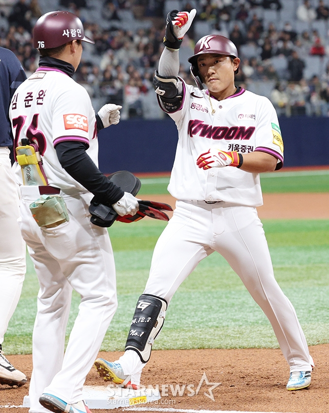 金泰镇（右）。 =照片=金镇京。