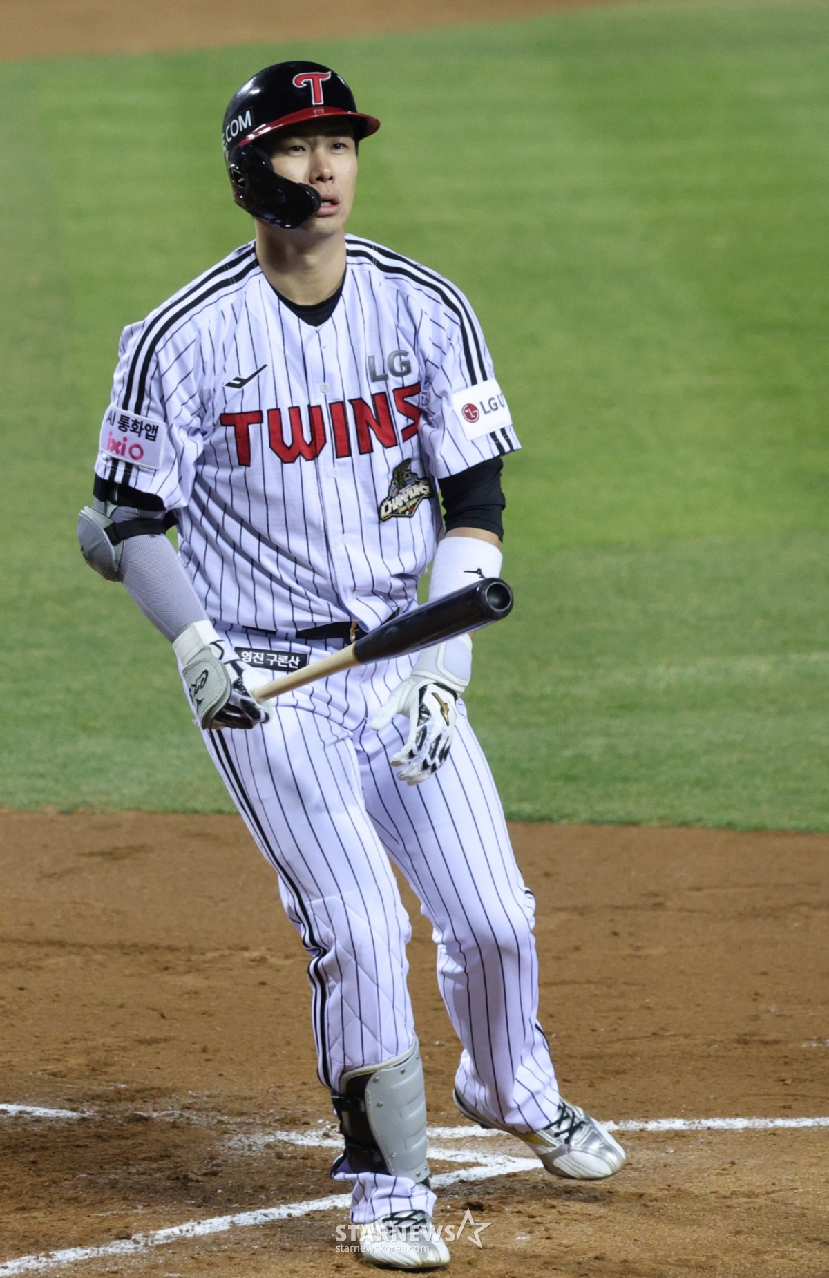 The 2026 Shinhan SOL KBO League LG Twins vs KIA Tigers game was held at Jamsil Baseball Stadium in Seoul on the 2nd.  LG Hong Chang-ki is regretful after swinging heavily at a breaking ball in the bottom of the third inning with no outs. /Photo = Senior Reporter Kim Jin-kyung 