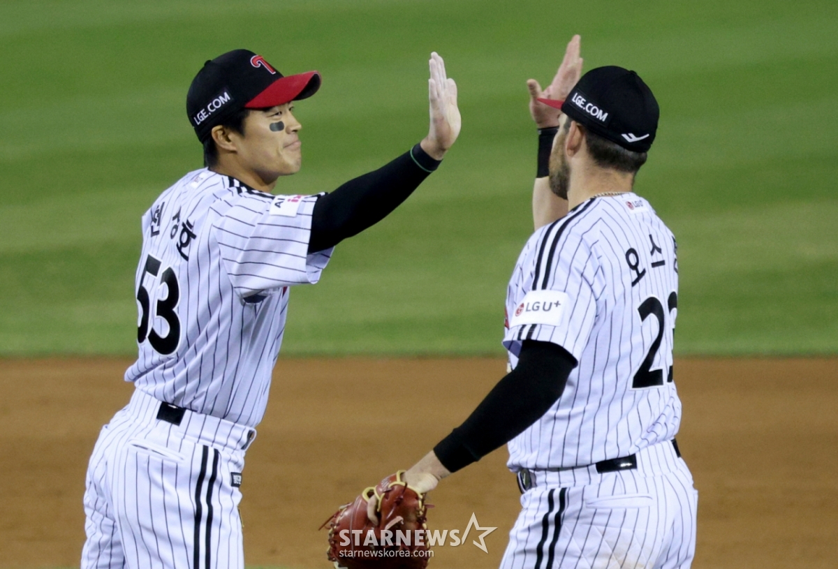 The 2026 Shinhan SOL KBO League LG Twins vs KIA Tigers game was held at Jamsil Baseball Stadium in Seoul on the 2nd.  LG's Chun Sung-ho is sharing his joy with Austin after winning 2-1. /Photo = Senior Reporter Kim Jin-kyung