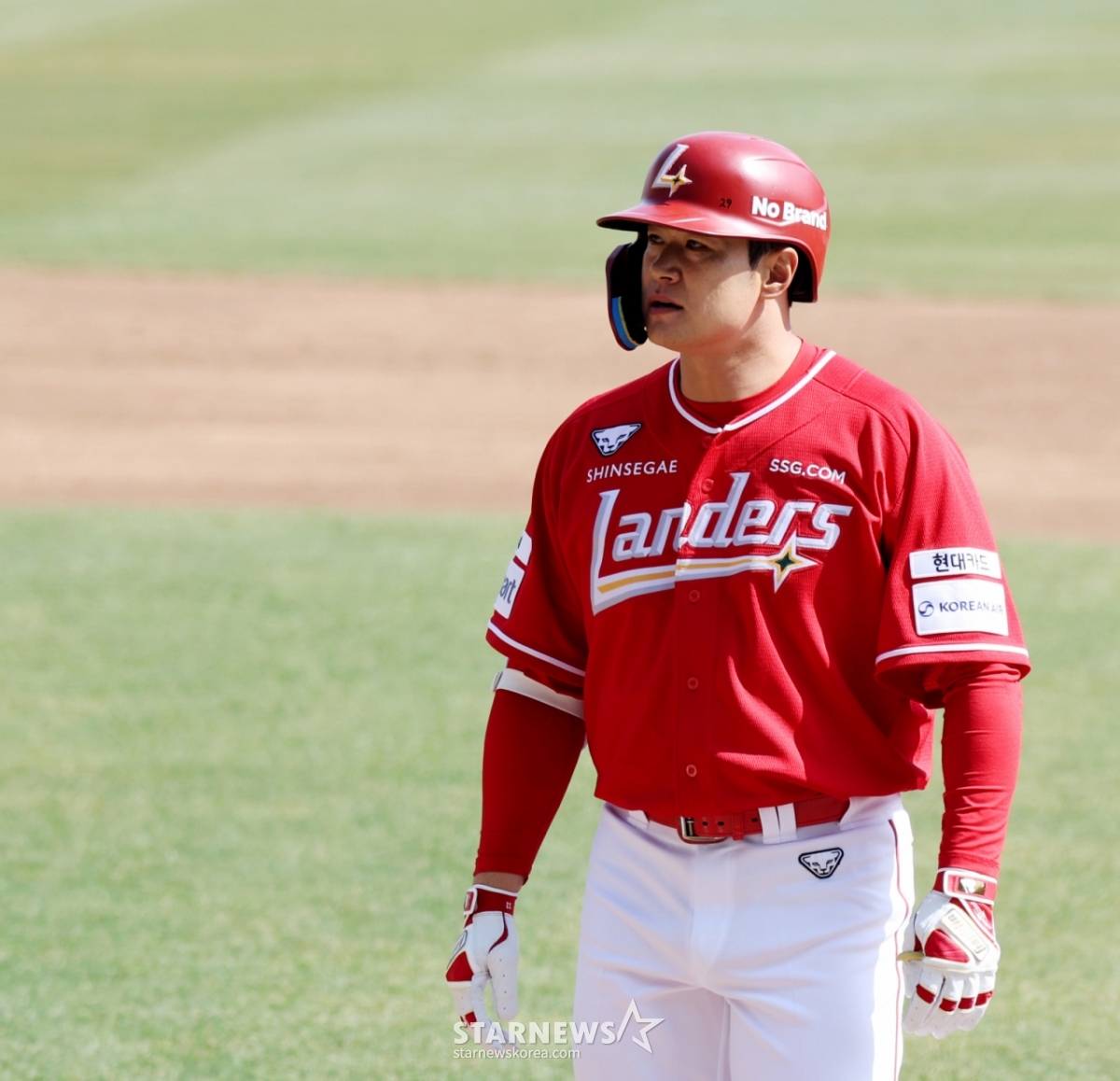 Landers' No. 4 hitter Kim Jae-hwan is stepping down with an outfield fly in the bottom of the first inning of the opening game between SSG Landers and KIA Tigers in 2026 professional baseball at SSG Landers Field in Incheon on the 28th.   2026.03.28. /Picture = Senior Reporter Kang Young-jo 