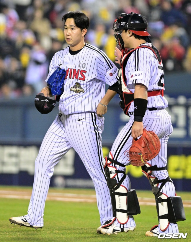 Yoo Young Chan (trái) và Park Dong Won của LG. 