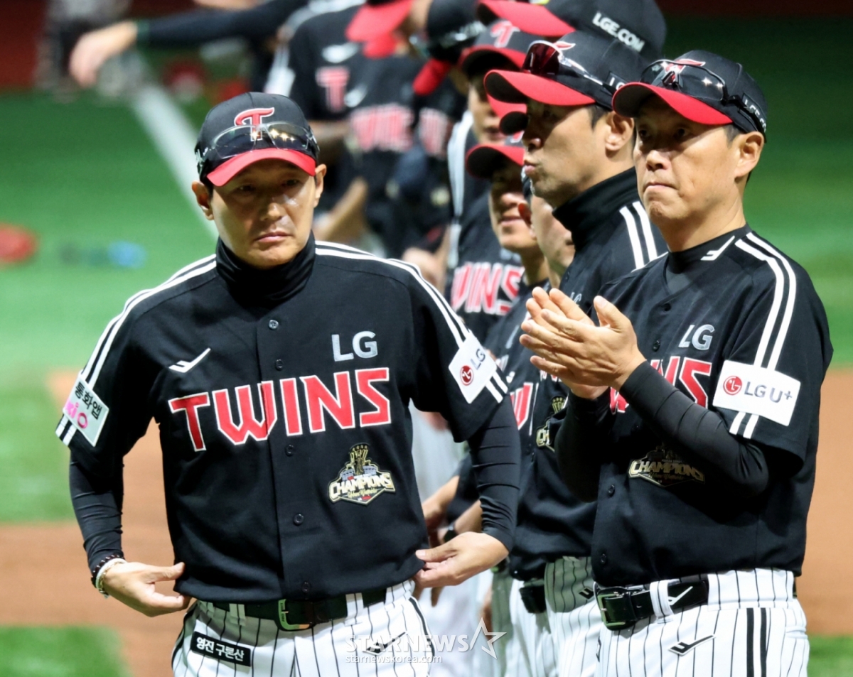 LG manager Yeom Kyung-yeop is attending the opening ceremony of Gocheok ahead of the 2026 KBO League Kiwoom Heroes and LG Twins match at Gocheok Sky Dome on the 4th.  2026.04.03. /Picture = Senior Reporter Kang Young-jo
