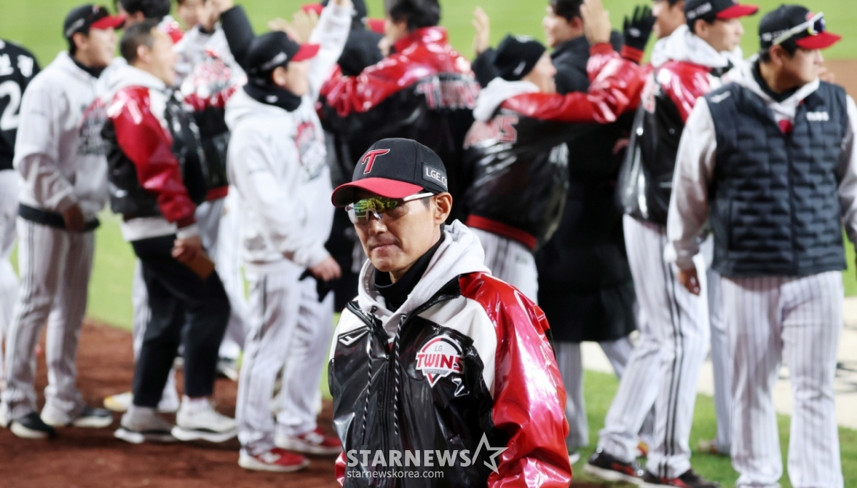 LG manager Yeom Kyung-yeop leaves the ground after winning Game 4 of the Korean Series between the Hanwha Eagles and the LG Twins in the 2025 KBO League at Hanwha Life Ball Park in Daejeon on October 30 last year.   LG manager Yeom Kyung-yeop leaves the ground after winning Game 4 of the 2025 KBO League Hanwha Eagles and LG Twins at Hanwha Life Ball Park in Daejeon on the 30th.   2025.10.30. /Picture = Senior Reporter Kang Young-jo 