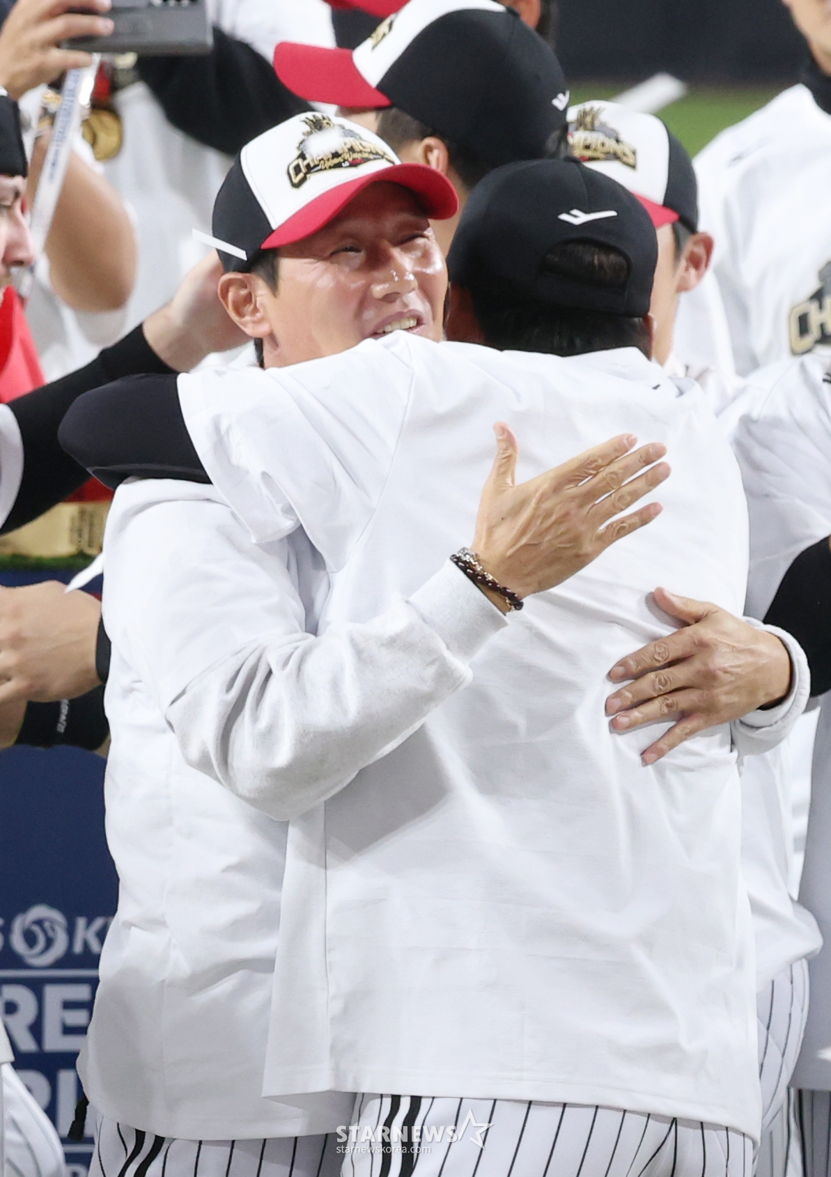 Game 5 of the 2025 KBO League Korean Series between the Hanwha Eagles and the LG Twins was held at Hanwha Life Ball Park in Daejeon on October 31.  The LG Twins won the championship with four wins and one loss. Director Yeom Kyung-yeop is hugging captain Park Hae-min. /Photo = Senior Reporter Kim Jin-kyung 