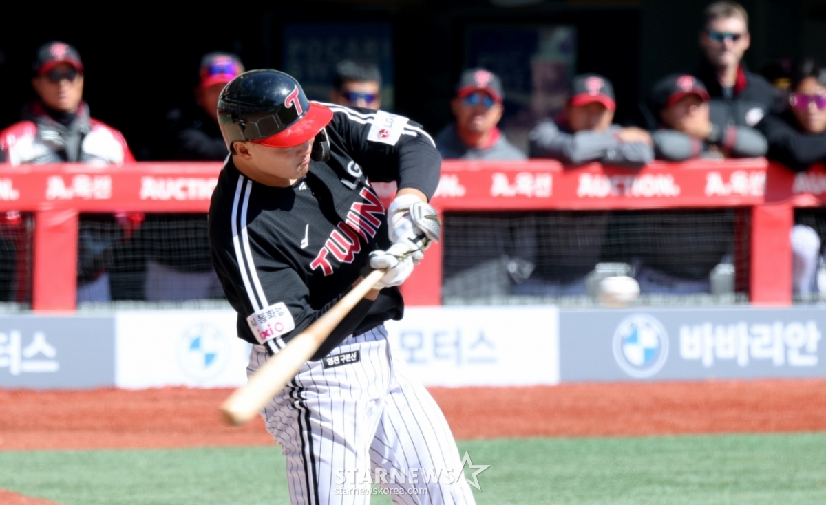 LG's No. 8 hitter Lee Jae-won is striking out in the top of the fourth inning of the 2026 professional baseball SSG Landers and LG Twins game at SSG Landers Field in Incheon on the 19th. 2026.03.19. /Picture = Senior Reporter Kang Young-jo