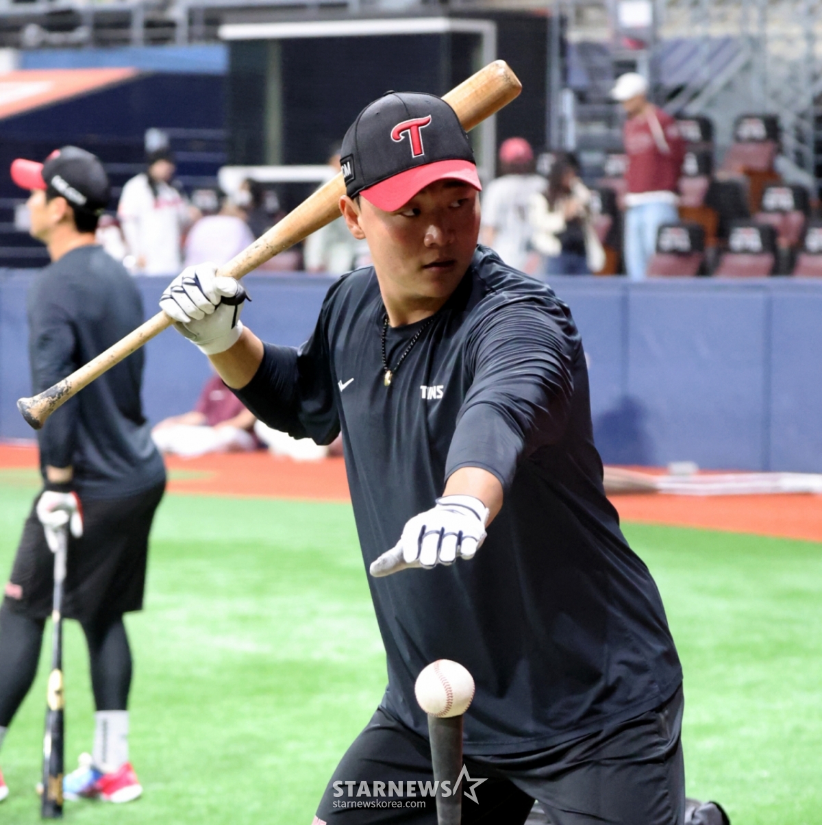 "Jamsil Big Boy" Lee Jae-won is training to hit ahead of the 2026 KBO League Kiwoom Heroes and LG Twins match at Gocheok Sky Dome on the 4th.  /Photo = Senior Reporter Kang Young-jo