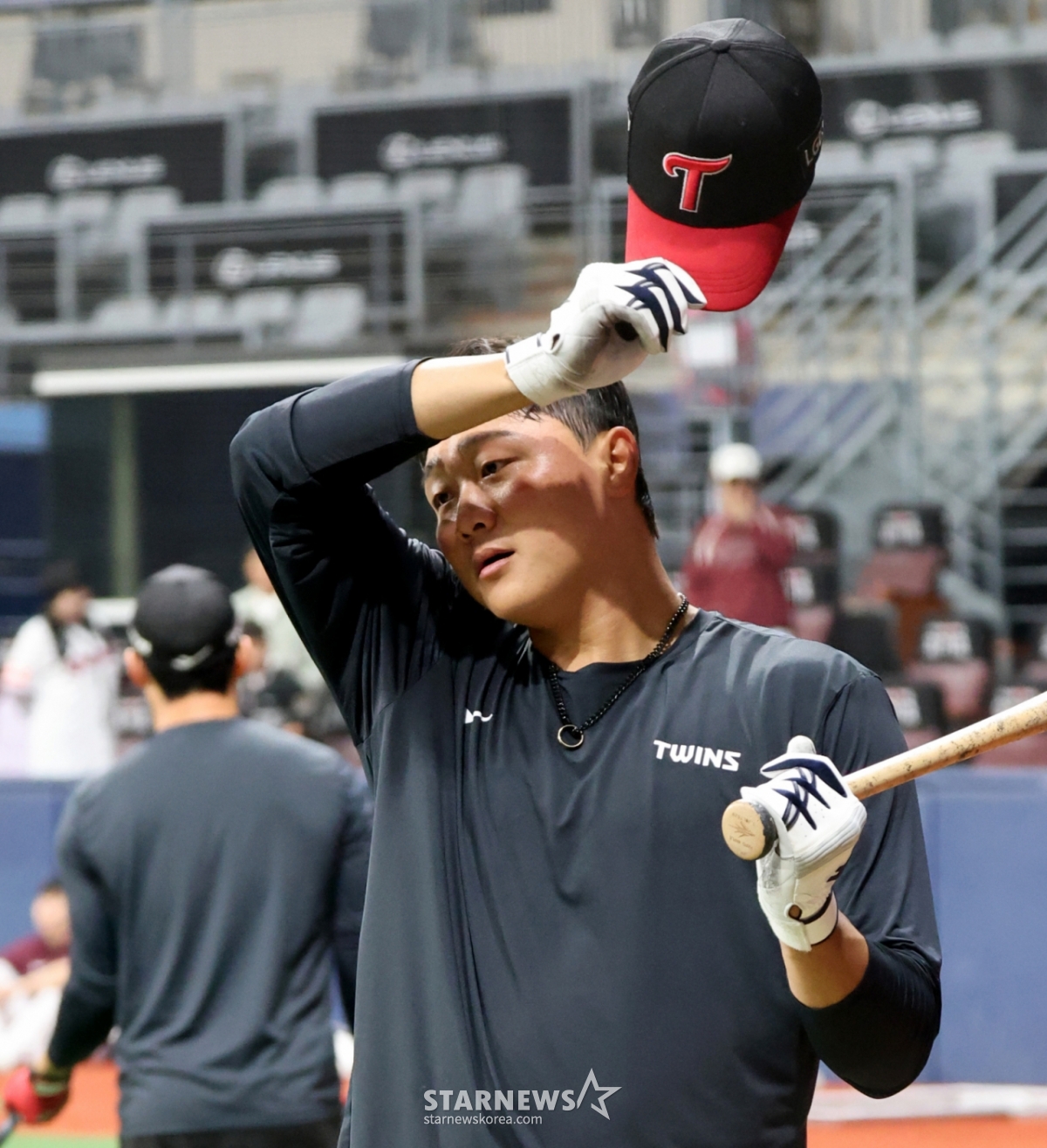 "Jamsil Big Boy" Lee Jae-won is training to hit ahead of the 2026 KBO League Kiwoom Heroes and LG Twins match at Gocheok Sky Dome on the 4th. /Photo = Senior Reporter Kang Young-jo