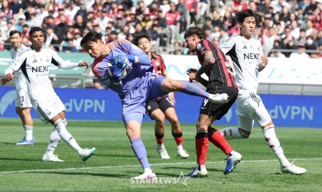 Goalkeeper Song Bum-keun (center) catches the ball. /Photo = Senior Reporter Kim Jin-kyung