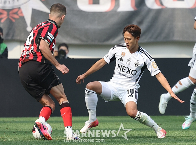 Lee Seung-woo (right) is competing for the ball. /Photo = Senior Reporter Kim Jin-kyung