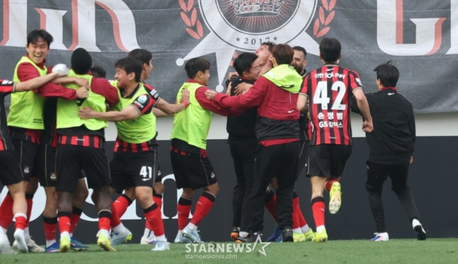 攻入制胜球后高兴的FC首尔队选手们。 =照片=金镇京。