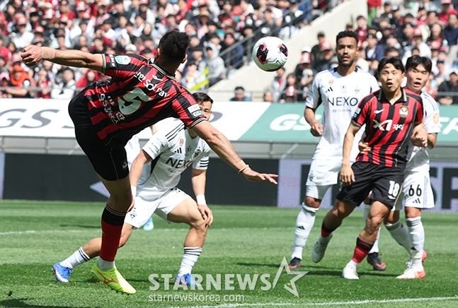 Quang cảnh trận đấu FC Seoul-Jeonbuk Hyundai. /Ảnh = Người chờ đợi Kim Jin Kyung
