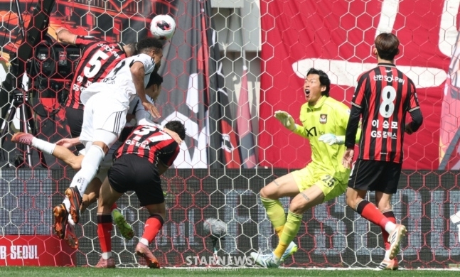 Quang cảnh trận đấu FC Seoul-Jeonbuk Hyundai. /Ảnh = Người chờ đợi Kim Jin Kyung