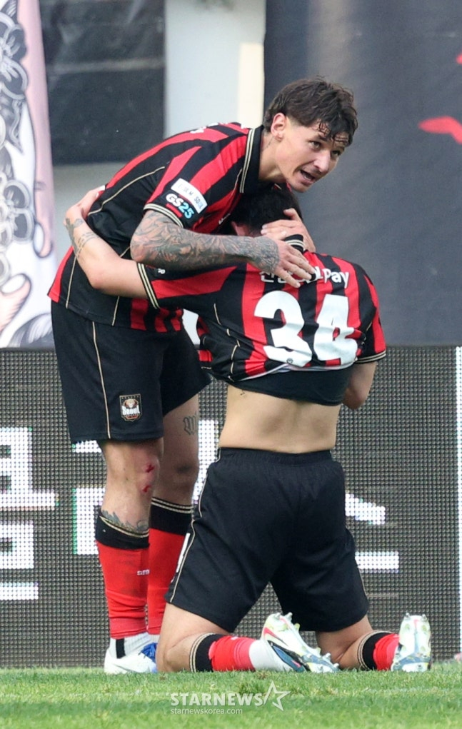 Klimala (left) hugs Song Min-gyu after the theater goal. /Photo = Senior Reporter Kim Jin-kyung