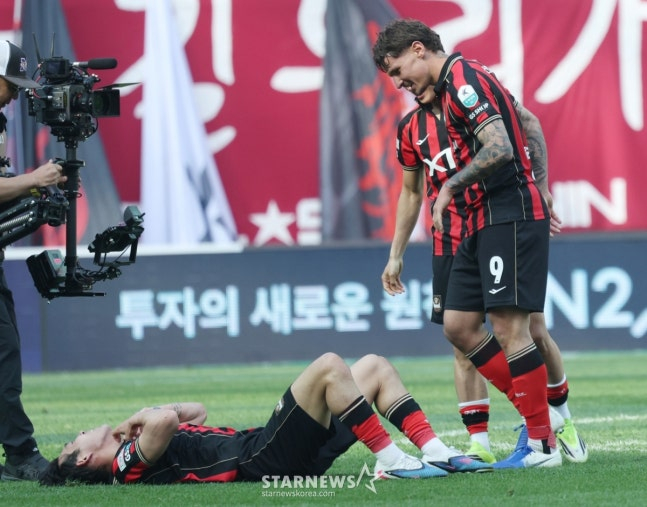 FC Seoul players happy after winning goal. /Photo = Senior Reporter Kim Jin-kyung