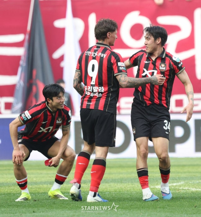 Klimala (centre) is delighted with her winning teammates. /Photo = Senior Reporter Kim Jin-kyung