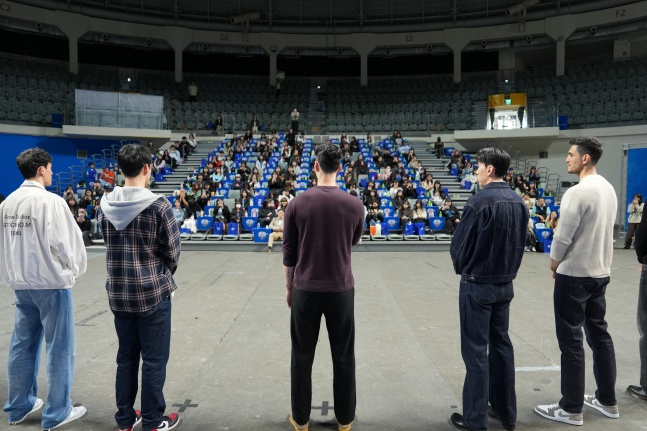 ウリカードの第5代司令塔になった朴チョルウ監督（中央）が11日午後、ソウル奨忠（チャンチュン）体育館で開かれた2026年ファンミーティングで、ファンの前に就任のあいさつをしている。 /写真=ウリカードバレーボール団提供 