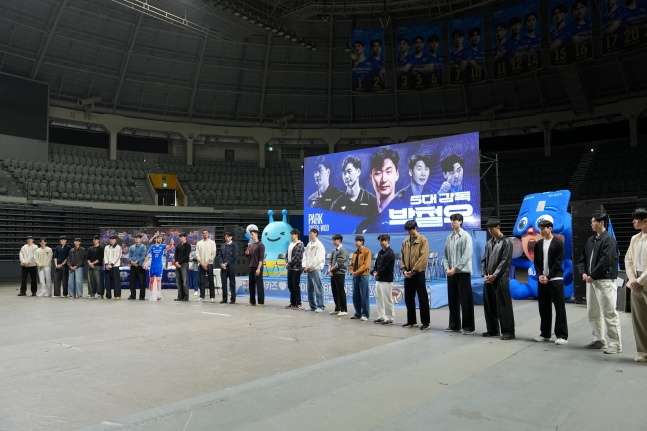 ウリィカード選手団が11日午後、ソウル奨忠体育館で開かれた2026年ファンミーティングに参加した。 /写真=ウリカードバレーボール団提供 