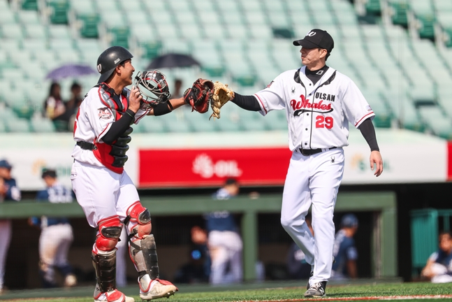 接球手朴济范（左）和高孝俊。 =照片:蔚山威尔士。