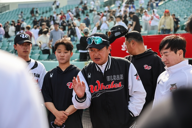 图为，比赛结束后立即召集投手会议的投手教练朴炳焕。 =照片:蔚山威尔士。