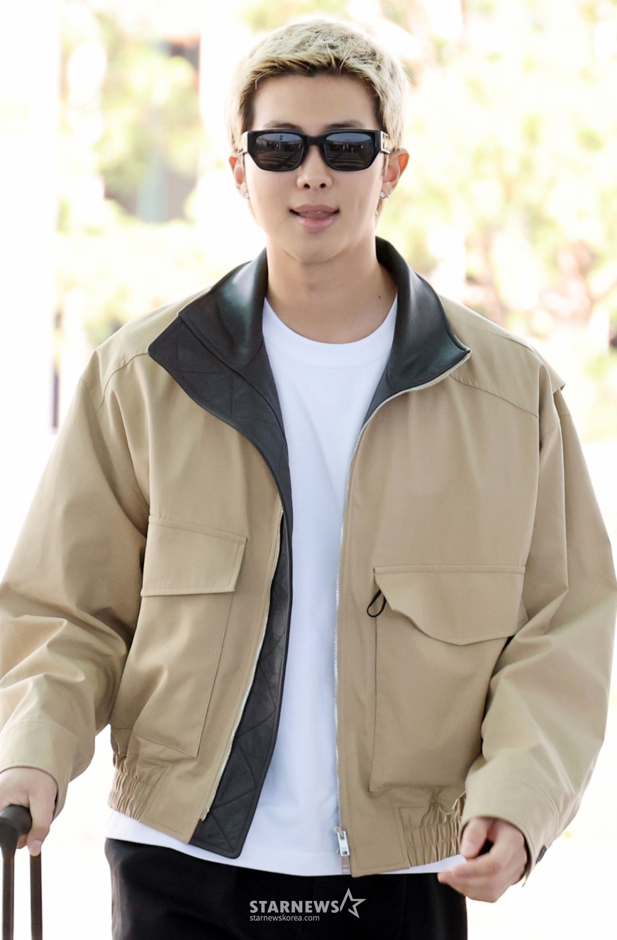 防弹少年团RM组合为参加宝缇嘉时装秀,于26日上午通过仁川国际机场出国。  =照片=任成均tjdrbs23@