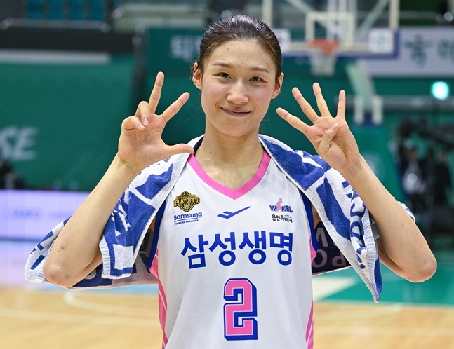 Ли Хэ Ран снимает памятную фотографию после игры. /Фото = WKBL