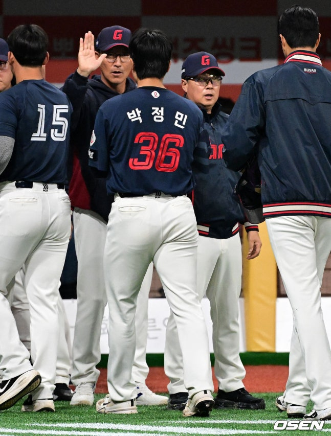 正在击掌的金泰亨导演。