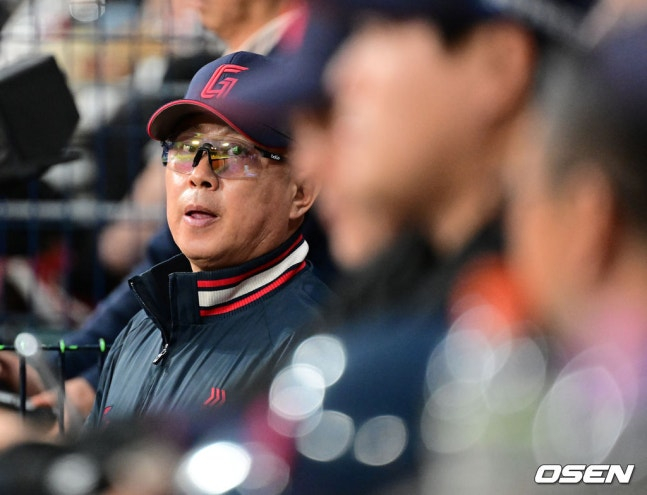 图为，观看11日比赛的主教练金泰亨。