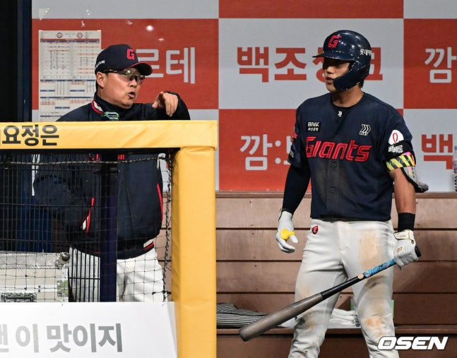 图为金泰亨（左）正在与田珉载交谈。