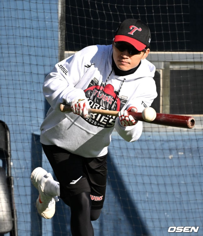 图为，LG队的朴海民正在进行触击训练。