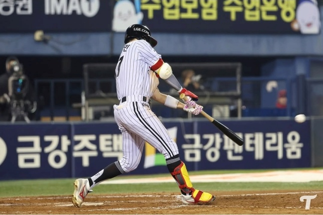 11日，LG朴海民在与蚕室SSG队的比赛第8回合末，在无人出局1、2垒有人的情况下，以强攻代替触击，击出了左翼线上2打点的适时2垒打。 =照片=LG twins提供。 