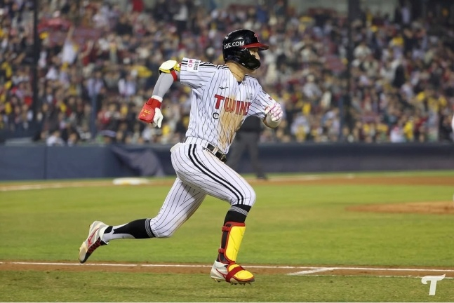 11日，LG队的朴海敏在与蚕室SSG队的比赛第8回合末，在无人出局1、2垒有人的情况下，击出了左翼线上2打点的适时2垒打。 =照片=LG twins提供。 