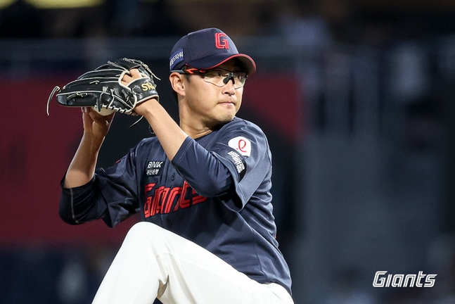 3月31日のNCダイノス戦に先発登板したパク·セウンの姿。 /写真=ロッテジャイアンツ