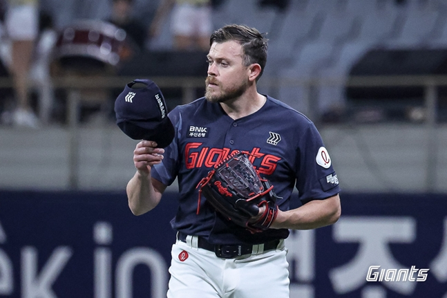 湖の雨が降るとあいさつするビスリー。 /写真=ロッテジャイアンツ