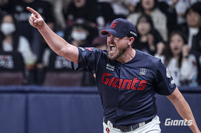 咆哮するビスリー。 /写真=ロッテジャイアンツ