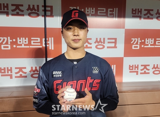 勝利記念具を持って記念撮影をしているパク·ジョンミン。 /写真=朴スジン記者