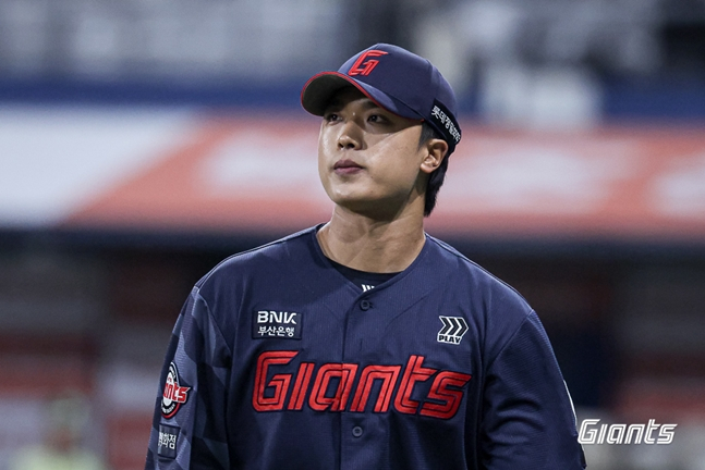 ロッテの遠征ファンがいる3塁側を眺めるパク·ジョンミン。 /写真=ロッテジャイアンツ