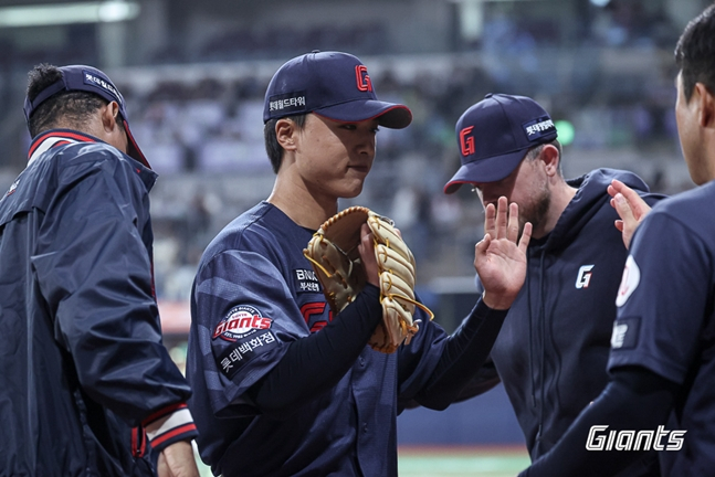 ダッグアウトに入ってくるパク·ジョンミン。 /写真=ロッテジャイアンツ