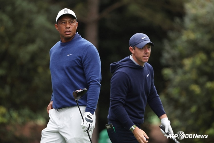 Tiger Woods (trái) và Rory McIlroy. /AFPBBNews = Tin tức 1