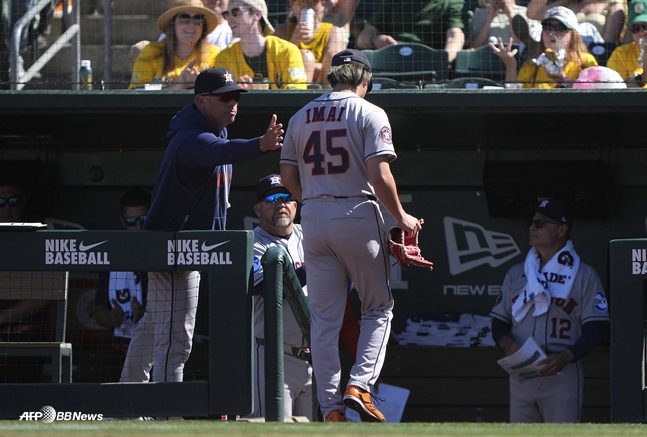 Houston coaching staff consoling Imai. /AFPBBNews=News1