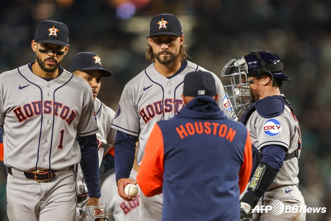 ヒューストン·アストロズのライアン·ワイス（中央）が11日、シアトル·マリナーズ戦の5回裏、投手コーチにボールを渡している。 /AFPBBNews=ニュース1