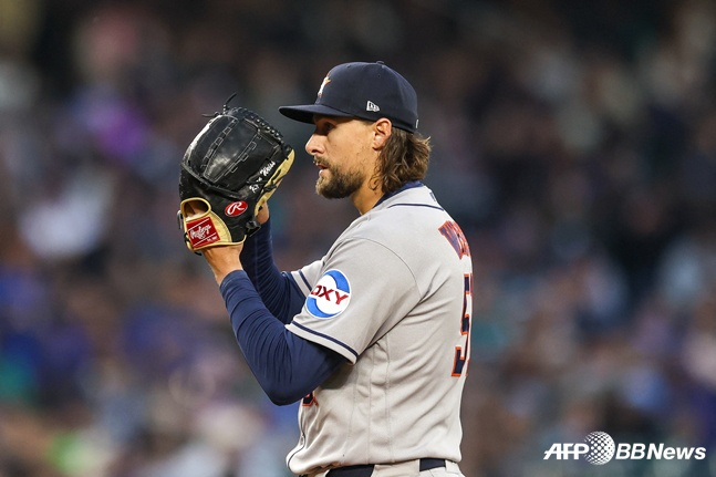 ヒューストン·ワイスが捕手とサインを交わしている。 /AFPBBNews=ニュース1