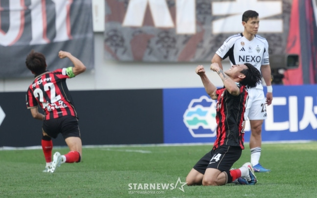 Kim Jin-su (left) roars with clenched fists after the game. /Photo = Senior Reporter Kim Jin-kyung