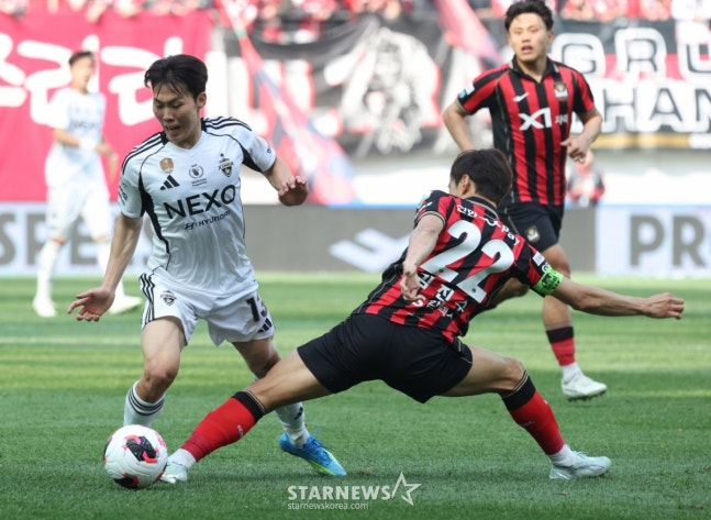 Kim Jin-soo (right) is blocking Kang Sang-yoon's breakthrough. /Photo = Senior Reporter Kim Jin-kyung