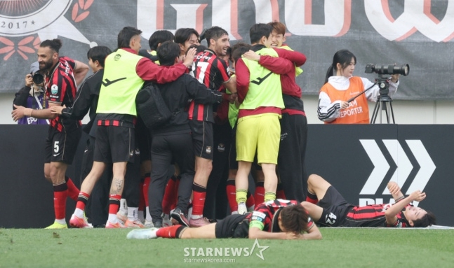 Kim Jin-soo (bottom) is happy on his stomach after the whistle. /Photo = Senior Reporter Kim Jin-kyung