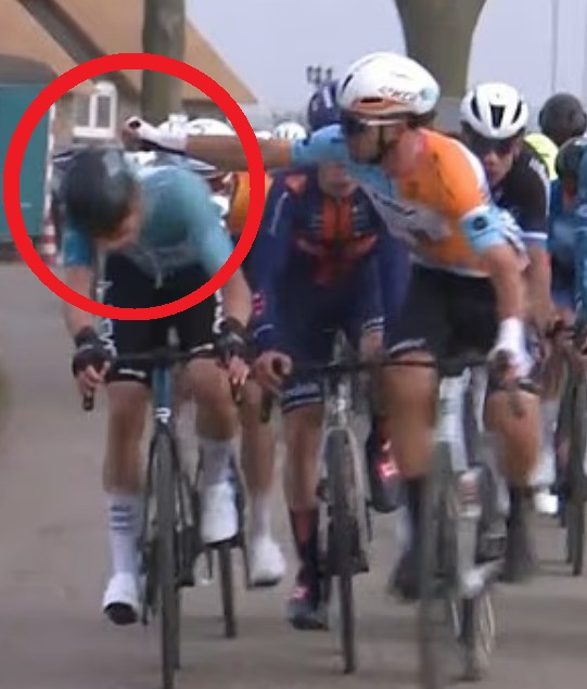 キアン·ワッツ（右）が試合中、相手選手の頭を拳で殴っている。 /写真=デイリーメール 仕上げ