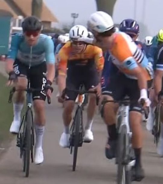 キアン·ワッツ（右）が試合中、相手選手の頭を拳で殴った後、怒りが収まらないように叫んでいる。 /写真=デイリーメール 仕上げ