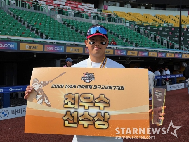 Док Го Со и Ом Джун Сан сфотографировались на память после победы в Национальном бейсбольном турнире Shinsegae E-Mart 2026 года, который прошел на поле SSG Landers в Инчхоне 12-го числа. /Фото = Репортер Ким Дон Юн